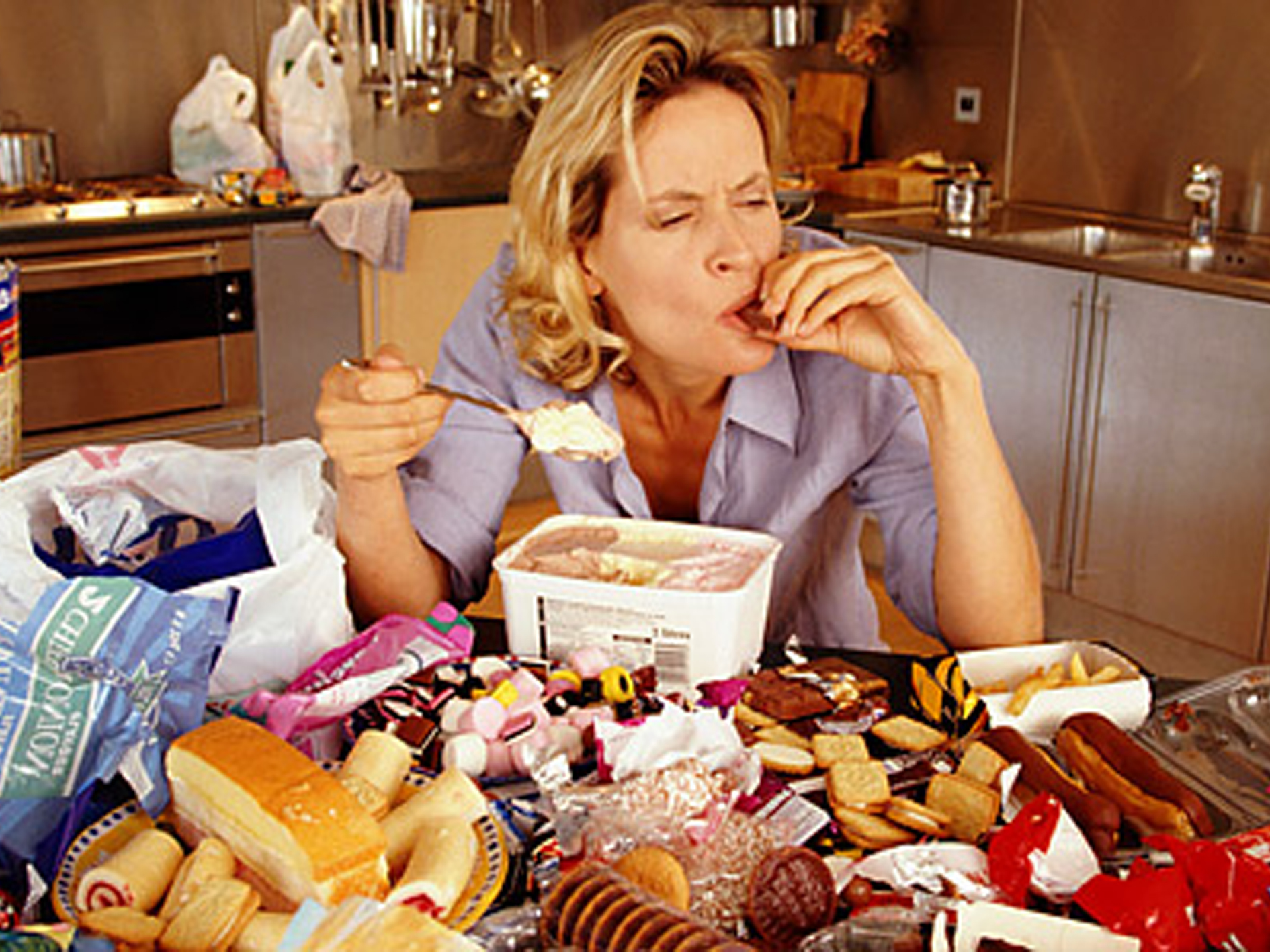 Поела и хочу есть. Компульсивное переедание. Еда на женщине. Заедать стресс. Эмоциональное переедание.