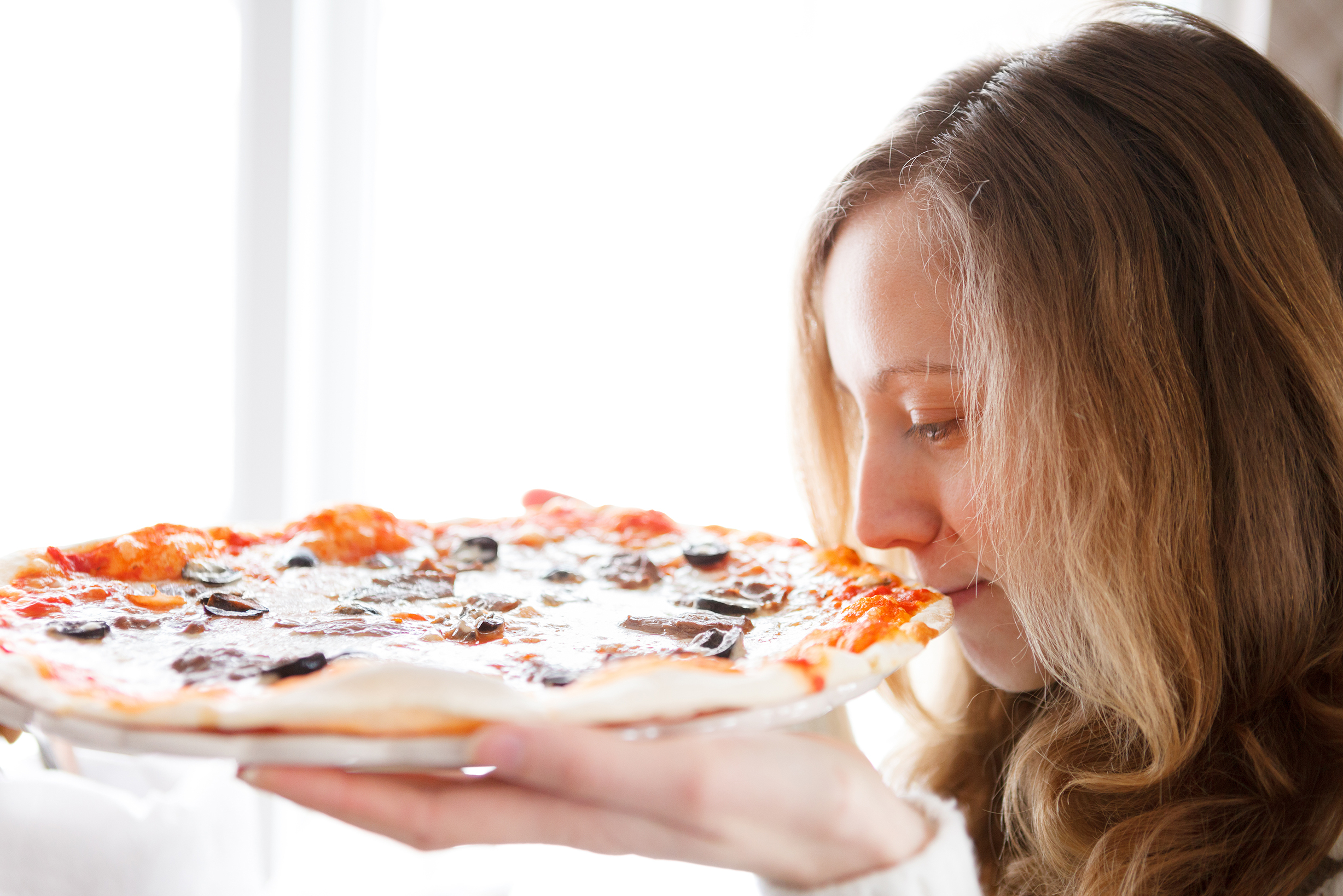 Какие запахи еды. Девушка наслаждение пиццей. Аромат пиццы. Пицца ожирение. Запах еды.